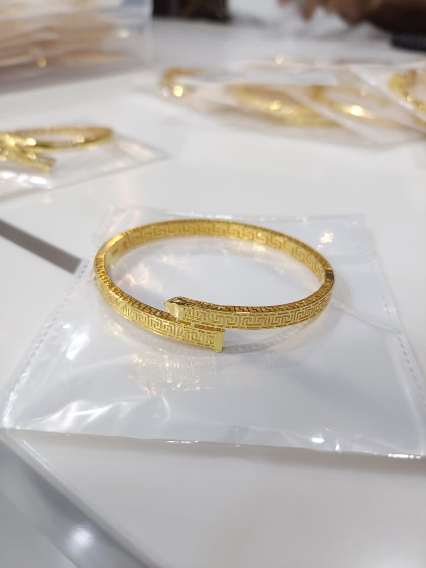 Feathercast Kada lightweight gold daily wear Kolhapur — Surajmal Fulchand Jewellers design 1
